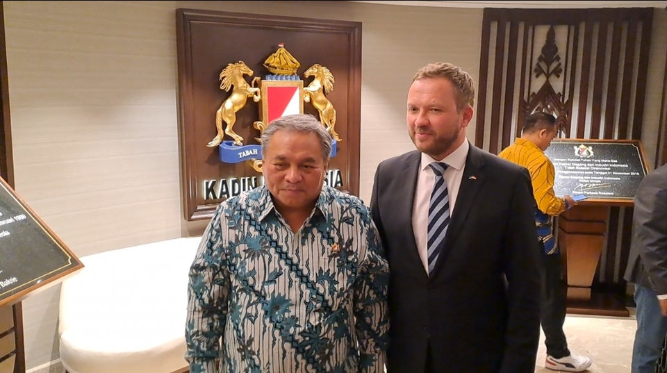 Bernardino M. Vega, Deputy Chair for International Trade at the Indonesian Chamber of Commerce and Industry (Kadin Indonesia), meets with Estonian Foreign Minister Margus Tsahkna as Indonesia and Estonia sign a memorandum of understanding to strengthen cooperation in digital technology, food and beverage, and tourism sectors on Tuesday, April 22, 2025. (Beritasatu.com/Bambang Ismoyo)