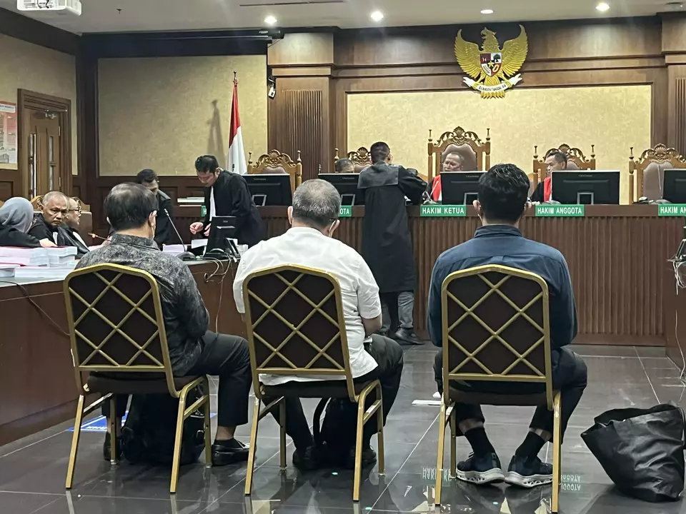 Three former Surabaya District Court judges --Erintuah Damanik, Heru Hanindyo, and Mangapul-- attend a corruption trial in Central Jakarta on Tuesday, April 22, 2025. (Beritasatu.com/Zhulfakar)