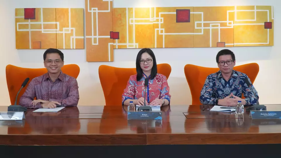 (From left to right) VP of Market Development and Sales Strategy Abieta Billy, CFO Evelyn, and Corporate Secretary Gregorius Nicholas Suharsono of DCI Indonesia (IDX: DCII) speak during the 2025 Public Expose in Jakarta, Tuesday, April 22, 2025. (Beritasatu.com/Monique Handa Shafira)