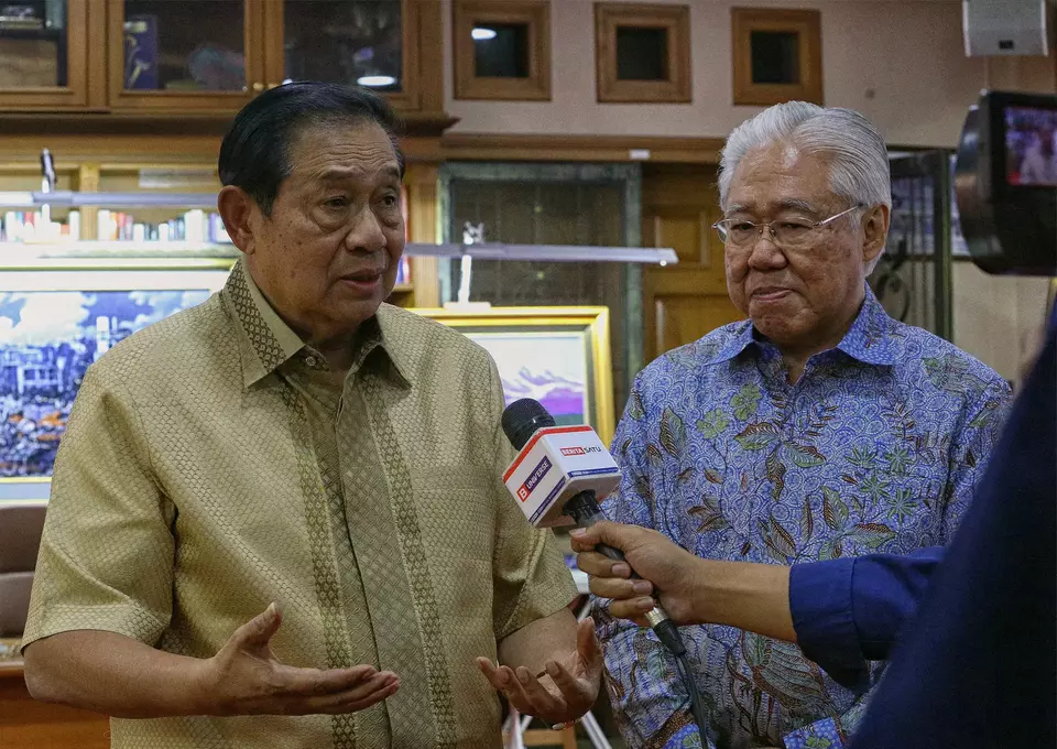 Former President Susilo Bambang Yudhoyono (left) speaks alongside B-Universe Media Holdings Executive Chairman Enggartiasto Lukita after a meeting at SBY's residence in Puri Cikeas, Bogor, on Tuesday evening, April 22, 2025. (BeritaSatu Photo/Joanito De Saojoao).