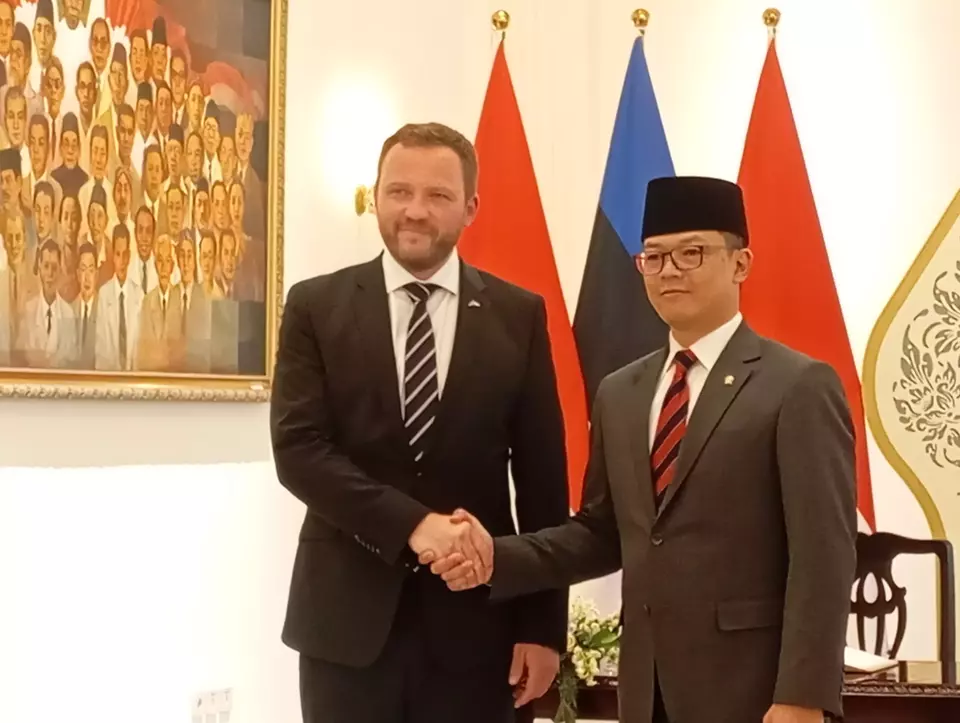 Estonian Foreign Affairs Minister Margus Tsahkna shakes hands with his Indonesian counterpart Sugiono in Jakarta on April 23, 2025. (JG Photo/Jayanty Nada Shofa)
