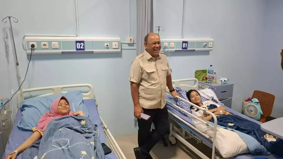 National Nutrition Agency (BGN) head Dadan Hindayana visits students still receiving treatment at a hospital following a mass food poisoning linked to the government's free nutritious meal program (MBG) in Cianjur, West Java, on Wednesday, April 23, 2025. (Handout)