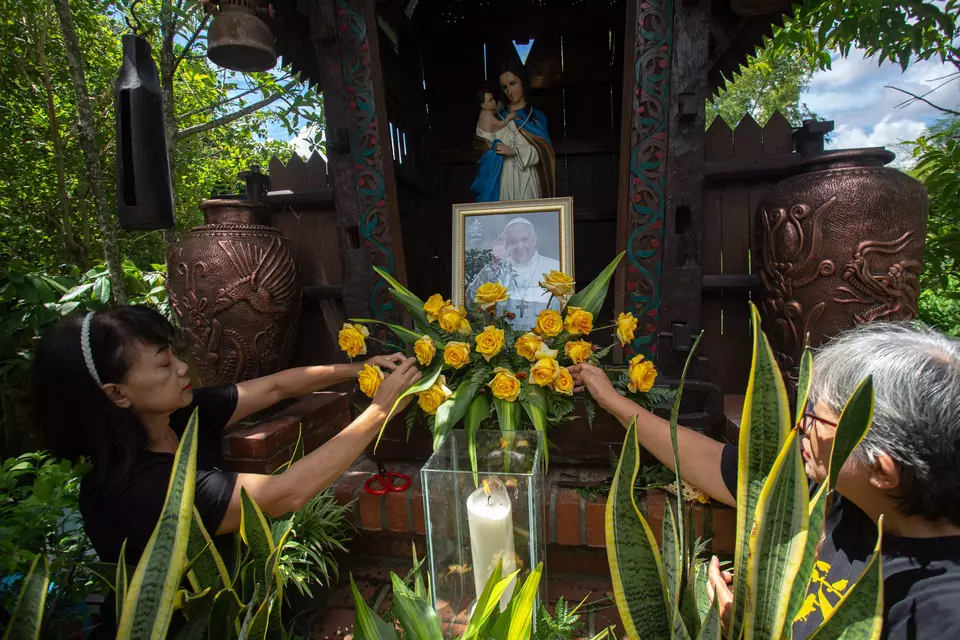 Gallery: Indonesians Mourn the Passing of Pope Francis