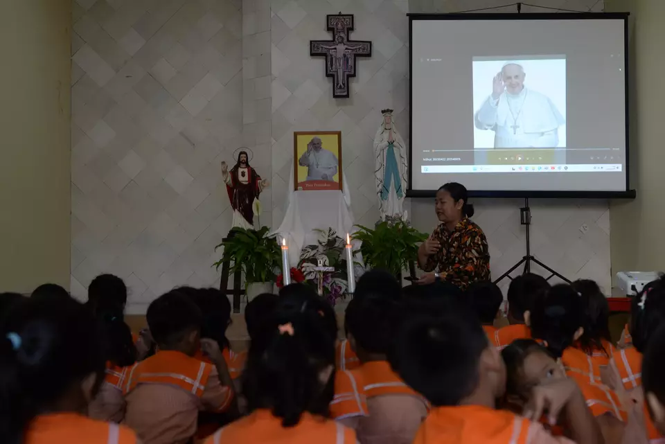 Gallery: Indonesians Mourn the Passing of Pope Francis