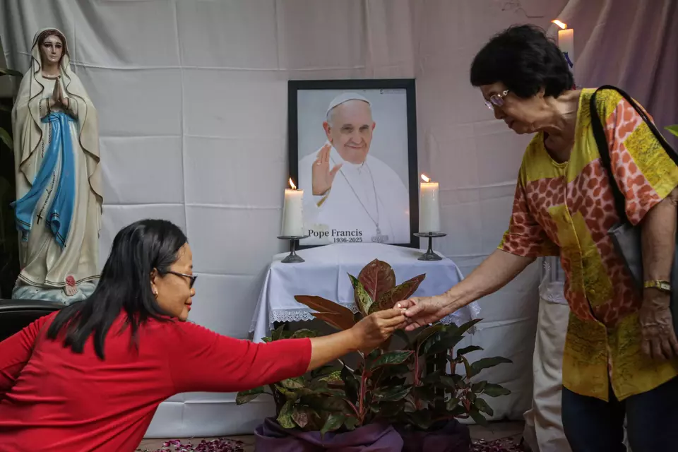 Gallery: Indonesians Mourn the Passing of Pope Francis