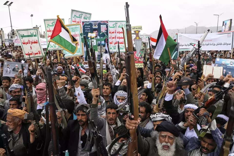 Houthi supporters chant slogans during a weekly, anti-US and anti-Israel rally in Sanaa, Yemen, Friday, April 18, 2025. (AP Photo/Osamah Abdulrahman)