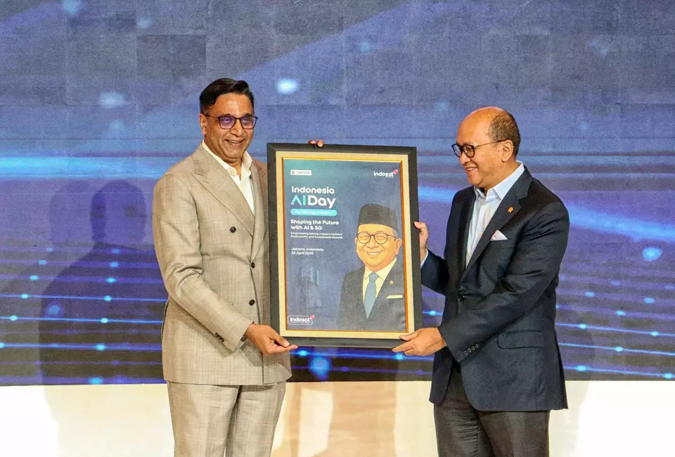 Minister of Investment & Downstream Industry Rosan Roeslani (right ) and Indosat Ooredoo Hutchison CEO Vikram Sinha (left) attend the Indonesia AI Day for Mining Industry in Jakarta on April 24, 2025. (B Universe Photo/Joanito de Saojao)