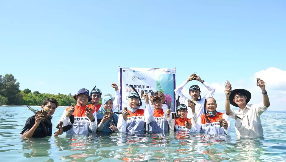 PT Pertamina International Shipping (PIS) plants 3,000 seagrass seedlings in Teluk Bakau on April 25, 2025. (Photo Courtesy of PIS)