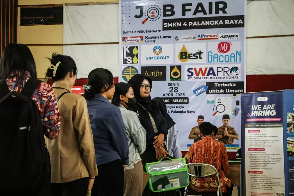 People line up during a job fair at a high school in Central Kalimantan on April 28, 2025. (Antara Photo/Auliya Rahman)