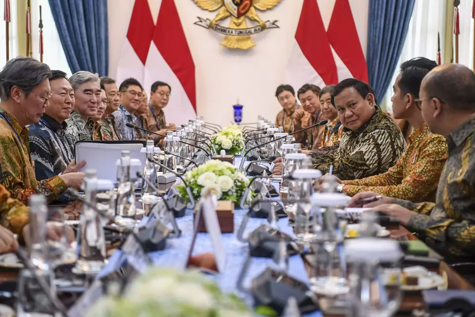 President Prabowo Subianto, third right, and Vice President Gibran Rakabuming Raka, second right, host a meeting with South Korean business leaders at the State Palace in Jakarta, Monday, April 28, 2025. (Antara Photo/Galih Pradipta)