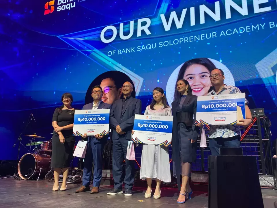 [From left to right]: Devina Hartono, Executive Director of Endeavor; Yoshi (Scents of Pluto); President Director of PT Bank Jasa Jakarta, Leo Keosmanto (right); Fadhilah (Manique.co); Pevita Pearce (Bank Saqu Brand Ambassador); and Adrian Tandhyka (Gutday Fermentary), receive awards as the Winners of Solopreneur Academy 2024 in Jakarta, November 20, 2024. (Special/Bank Saqu)