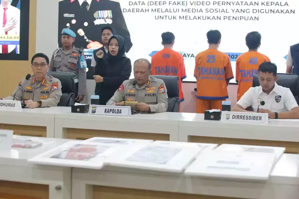 East Java Police Chief Nanang Avianto holds a press conference on the bust of a deepfake syndicate manipulating governors' videos at the East Java Police headquarters, Monday (April 28, 2025). (Beritasatu.com/Achmad Ali)