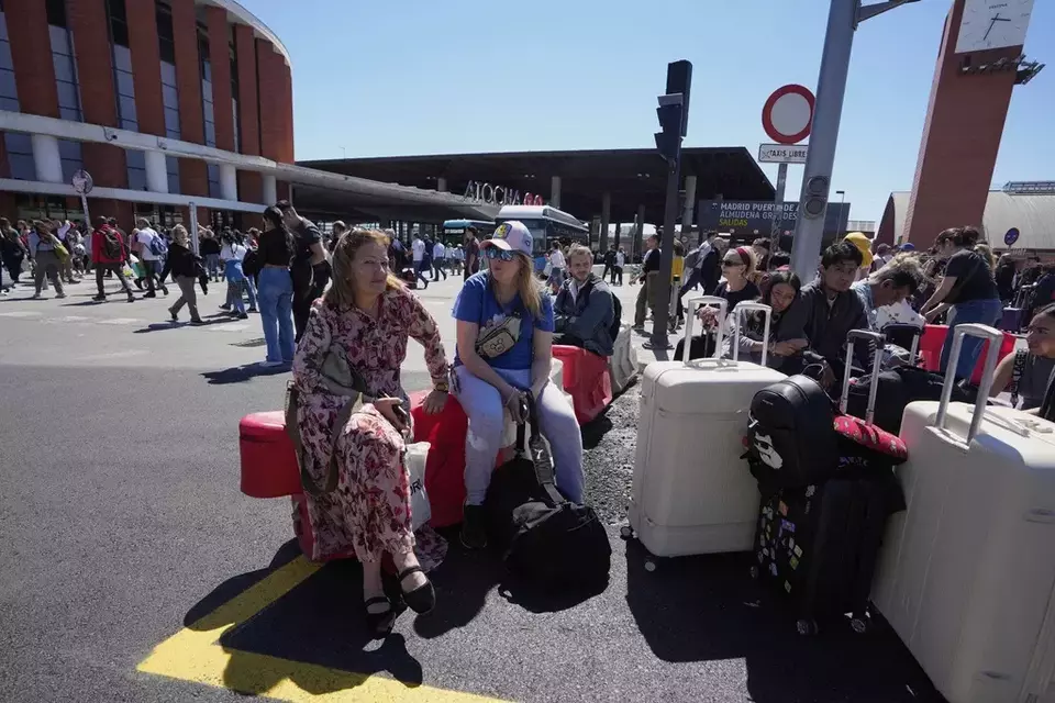 Massive Power Outage in Spain, Portugal Leaves Thousands Stranded and Millions without Light