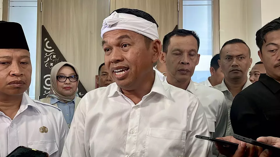 West Java Governor Dedi Mulyadi speaks with reporters at Depok City Hall, West Java, on Tuesday, April 29, 2025. (Beritasatu.com/Fahri Ali)