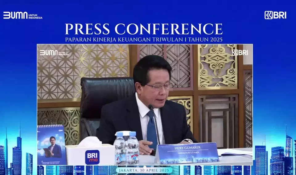 BRI President Director Hery Gunardi delivers the company's Q1-2025 performance presentation virtually on Wednesday, April 30, 2025. (Beritasatu.com/Stefani Wijaya)