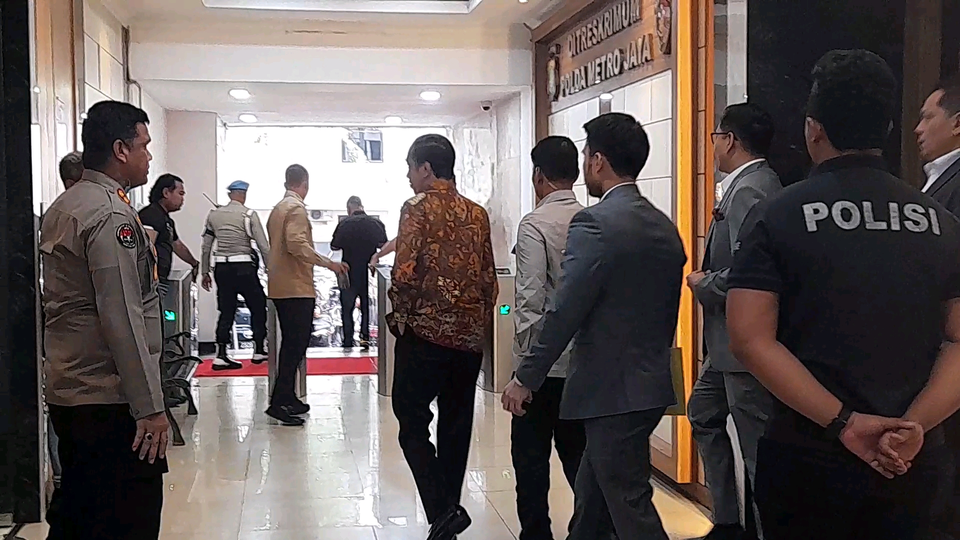 President Joko "Jokowi" Widodo files a police report at Jakarta Metro Police over persistent fake diploma allegations, Wednesday, April 30, 2025. (Beritasatu.com/Ilham Oktafian)