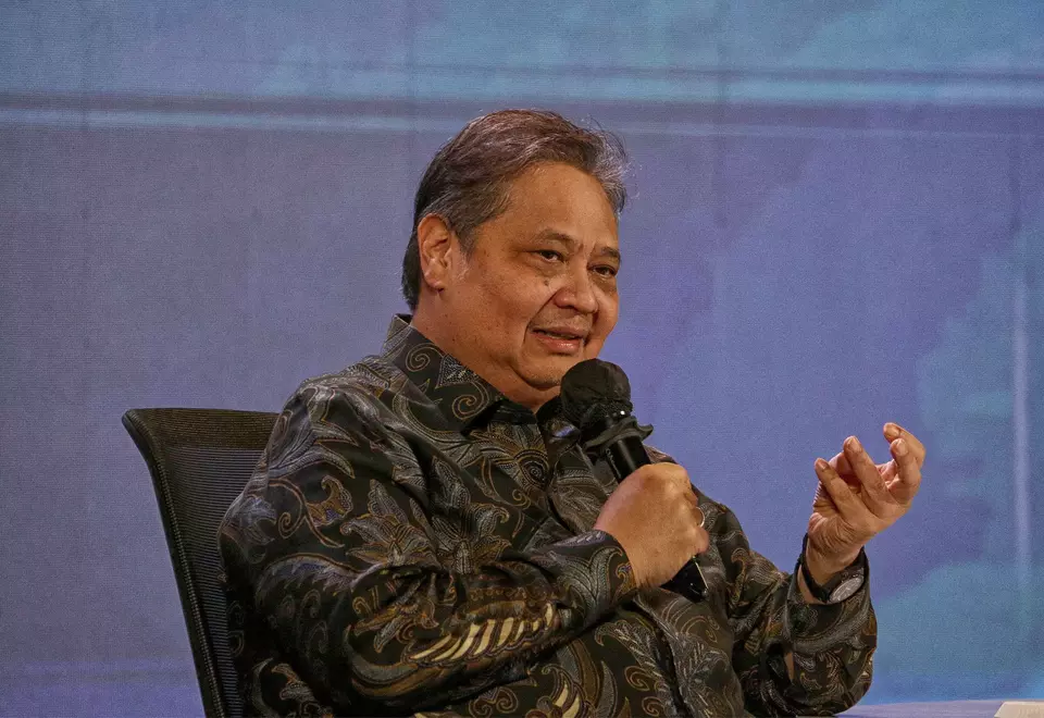 Chief Economic Affairs Minister Airlangga Hartarto speaks at the Investor Daily Round Table forum in Jakarta on April 30, 2025. Hosting the forum is B-Universe Media Holdings. (B Universe Photo/Joanito de Saojao)