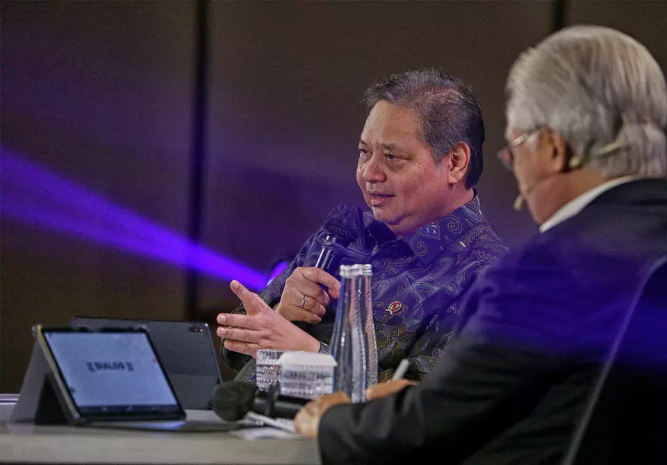Coordinating Minister for Economic Affairs Airlangga Hartarto, left, speaks during the Investor Daily Roundtable as host Enggartiasto Lukita looks on at the Westin Hotel in Jakarta, Wednesday, April 30, 2025. (B-Universe Photo/Joanito De Saojoao)