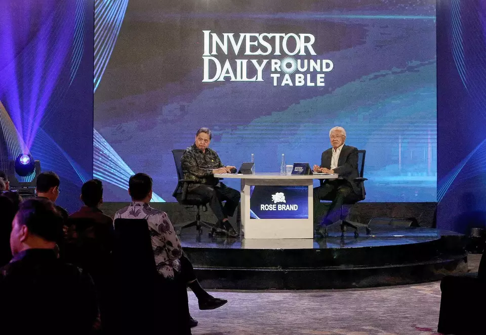 Coordinating Minister for Economic Affairs Airlangga Hartarto, second right, and host Enggartiasto Lukita listen to a participant during the Investor Daily Roundtable at the Westin Hotel in Jakarta, Wednesday, April 30, 2025. (B-Universe Photo/Joanito De Saojoao)