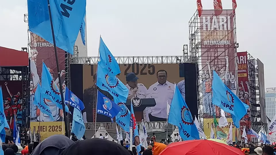 President Prabowo Subianto delivers a May Day speech before thousands of workers gathered at Monas Square, Central Jakarta, on May 1, 2025. (Beritasatu.com/Ilham Oktafian)