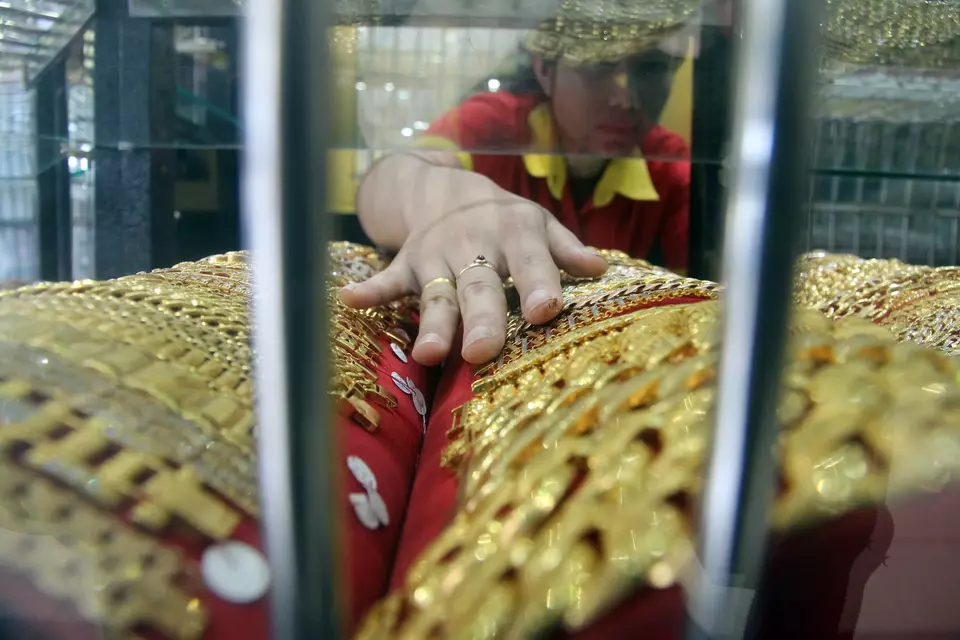 A staff sets up a gold jewelry store in North Sumatra on April 22, 2025. (Antara Photo/Yudi Manar)