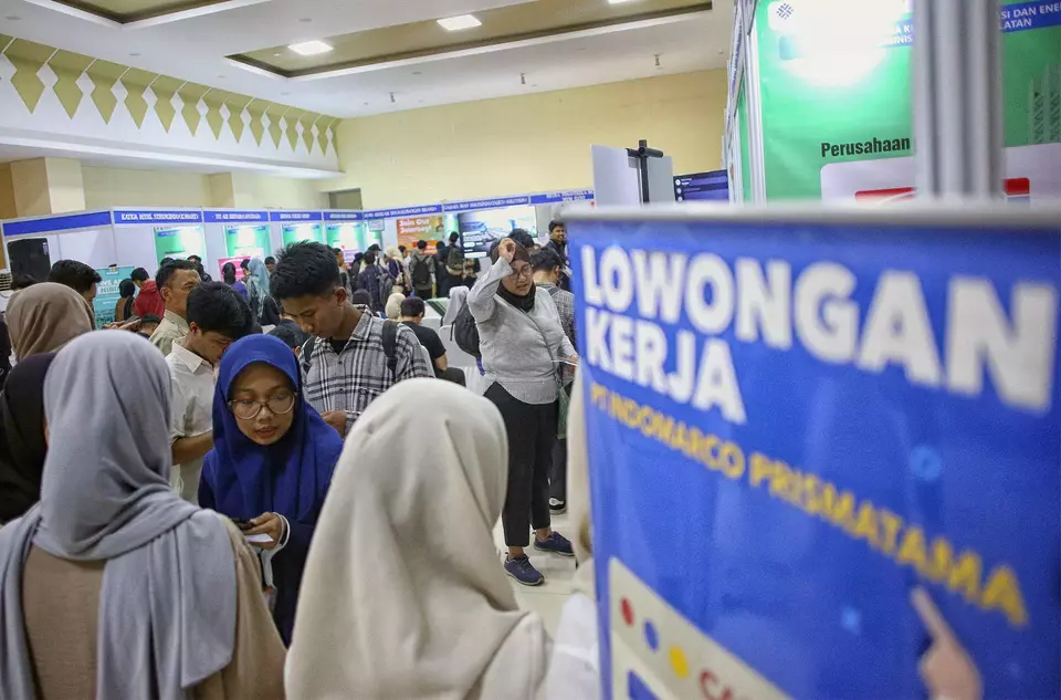 People flock a job fair in South Jakarta on April 29, 2025. (B Universe Photo/Joanito de Saojao)