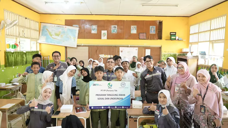 PTPP distributes lunch box packages for students and teachers as Indonesia celebrates National Education Day on May 2, 2025. (Photo Courtesy of PTPP)