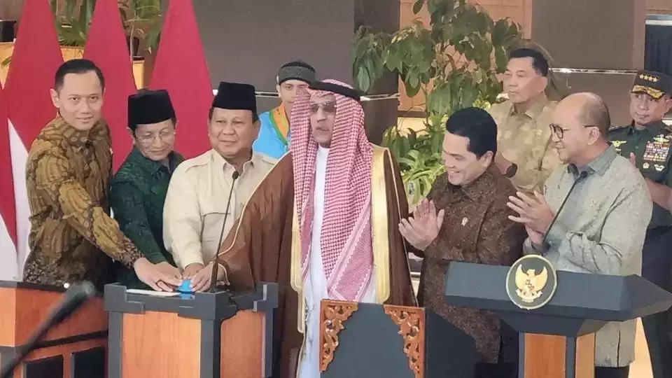 President Prabowo Subianto, third left, and Saudi Ambassador to Indonesia Faisal bin Abdullah Al-Amudi, front third right, sound a siren to mark the launch of the dedicated Hajj and Umrah terminal at Soekarno-Hatta Airport in Tangerang, Banten, Sunday, May 4, 2025. (B-Universe Photo/Maria Gabrielle)