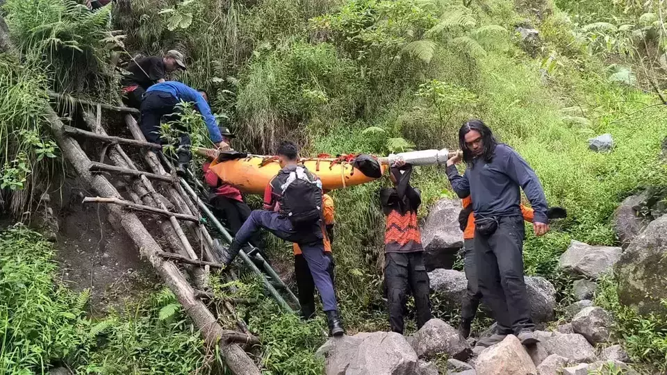 Rescue workers recover the body of Malaysian hiker Rennie bin Abdul Ghani on the slope of Mount Rinjani in West Nusa Tenggara, Sunday, May 4, 2025. (B-Universe Photo/M Awaludin)