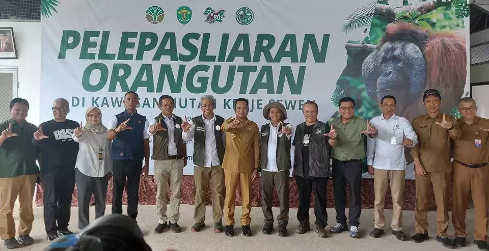 Forestry Minister Raja Juli Antoni joins the East Kalimantan Governor, BOS Foundation, and partners during an orangutan release event to commemorate Earth Day. (Handout)