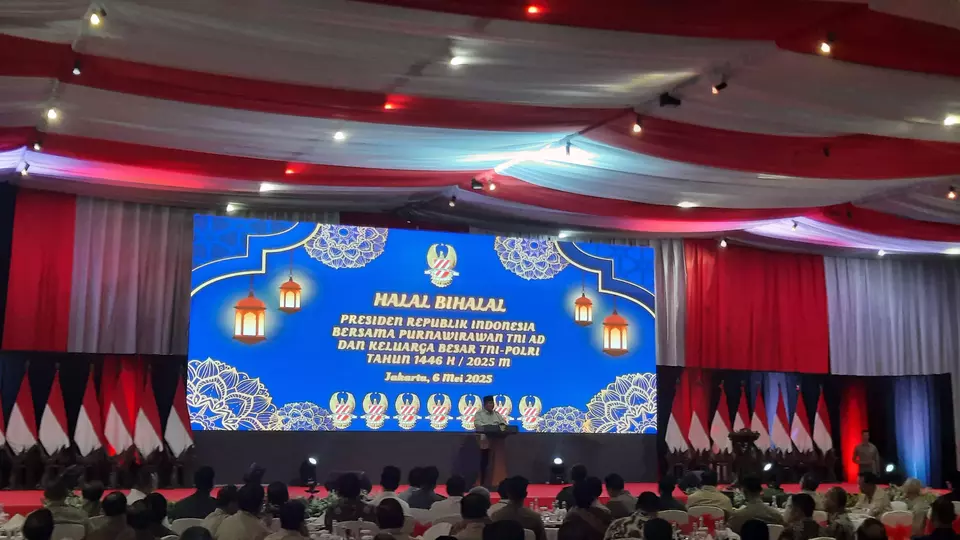 President Prabowo Subianto pays tribute to veterans during a post-Eid gathering at Balai Kartini in Jakarta on Tuesday, May 6, 2025. (Beritasatu.com/Celvin Moniaga Sipahutar)