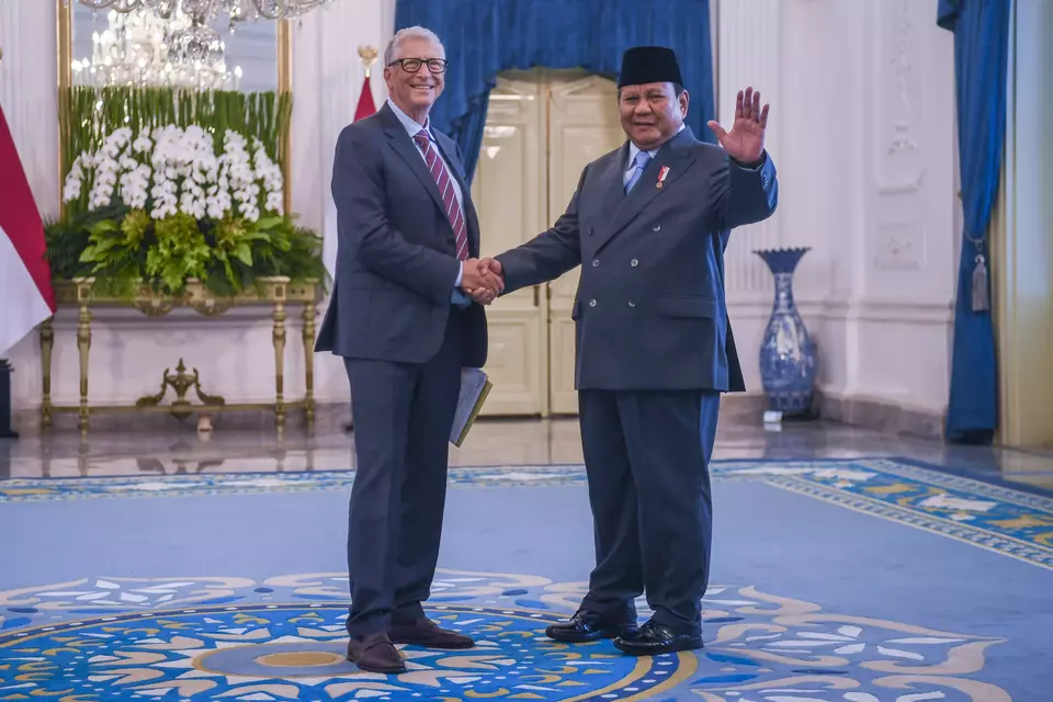 American billionaire Bill Gates and President Prabowo Subianto meet at the Merdeka Palace in Jakarta on May 7, 2025. (Antara Photo/Galih Pradipta)