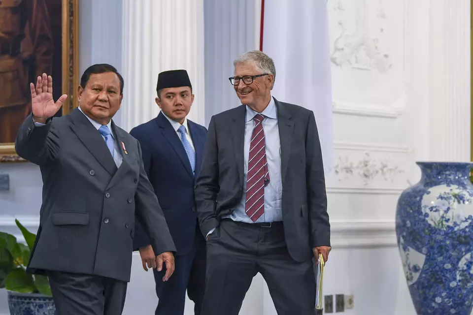 President Prabowo Subianto (left) and American billionaire Bill Gates (right) meet at the Merdeka Palace in Jakarta on May 7, 2025. Prabowo also invites some of Indonesia's major philanthropists to the meeting. (Antara Photo/Galih Pradipta)