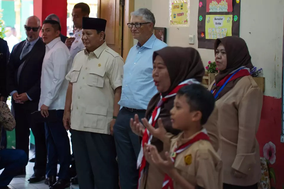President Prabowo Subianto and American billionaire Bill Gates check on the government-aided meal rollout at the SDN Jati 03 elementary school in Pulo Gadung, Jakarta, on May 7, 2025. (Antara Photo/Ferlian Septa Wahyusa)