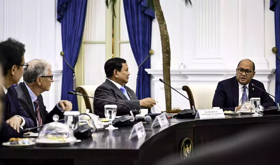 President Prabowo Subianto hosts American billionaire Bill Gates at the Merdeka Palace in Jakarta on May 7, 2025. Next to Prabowo is Investment Minister and Danantara Chief Executive Officer Rosan Roeslani. (Photo Courtesy of Presidential Press Bureau)