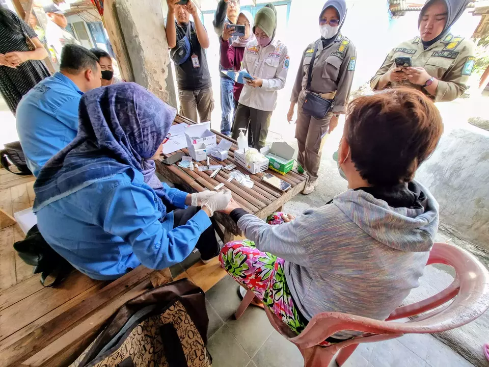 Ponorogo Public Health Agency conducts a health screening for sex workers in Njanti Market, Thursday, May 8, 2025. (Beritasatu.com/Gayuh Satria Wicaksono)