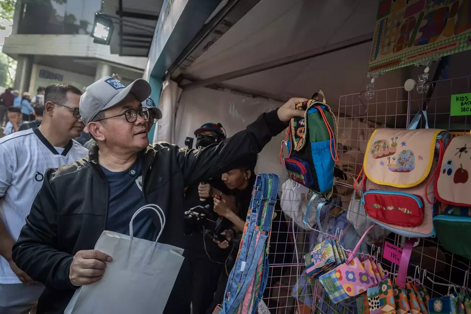 Trade Minister Budi Santoso picks a school bag during an exhibition at his office in Jakarta, Thursday, May 8, 2025. (Antara Photo/Bayu Pratama S)