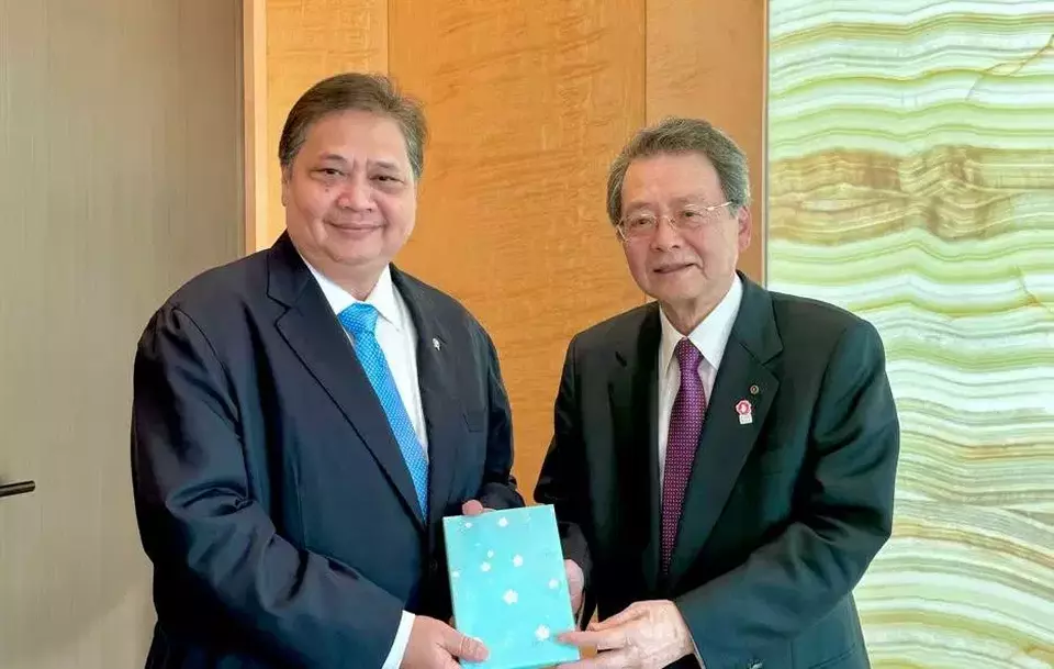 Coordinating Minister for Economic Affairs Airlangga Hartarto, left, poses for a photo with Japan Chamber of Commerce and Industry (JCCI) President Ken Kobayashi in Tokyo, Thursday, May 8, 2025. (Photo Courtesy of Coordinating Ministry for the Economy)