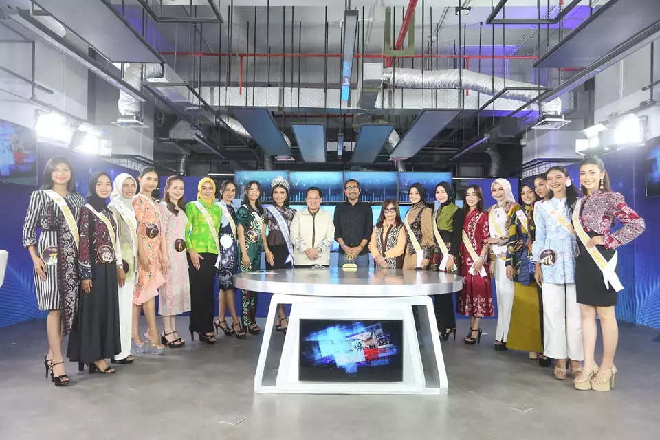 BTV Editor-in-Chief Zaki Amrullah poses with APKASI Executive Director Sarman Simanjorang, North Minahasa Tourism Head Femmy Pangkerego, and 2025 Putri Otonomi finalists at the B Universe office in PIK 2, Tangerang, Friday, May 9, 2025. (Investor Daily/David Gita Roza)