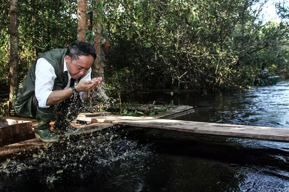 Forestry Minister Raja Juli Antoni washes his face during a visit to the Sebangau National Park in Palangka Raya, Central Kalimantan, Wednesday, April 16, 2025. (Antara Photo/Auliya Rahman)