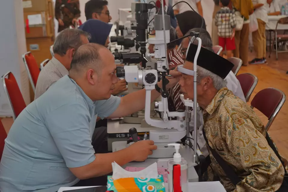 Ophthalmologists examine patients during a free eye care program at the Borobudur Temple area in Magelang, Central Java, Saturday, May 10, 2025. (Antara Photo/Anis Efizudin)
