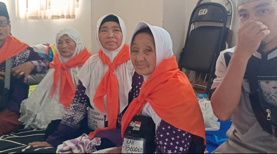 Irah, 96, a fried snack vendor from a small West Java village, prepares for her hajj pilgrimage after decades of saving and waiting, May 12, 2025. (Beritasatu.com/Riski Maulana)
