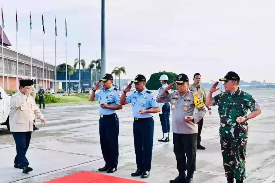 President Prabowo Subianto (left) returns the salute of several officials who saw him off before his departure to Bandar Seri Begawan, Brunei Darussalam, at the Halim Perdanakusuma Air Force Base in Jakarta, Wednesday, May 14, 2025. (BPMI Presidential Secretariat/BPMI Presidential Secretariat)