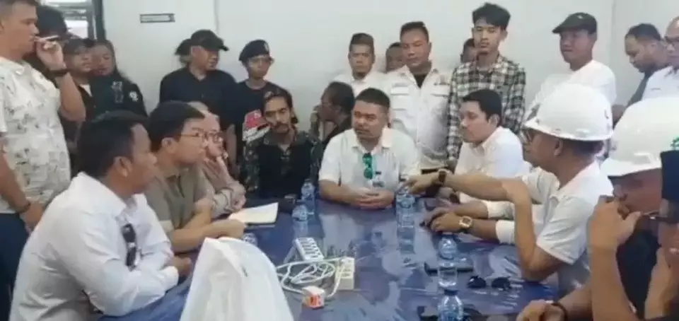 Individuals claiming to represent Kadin Cilegon appear to pressure Chinese contractor Chengda Engineering in a viral video related to the Chandra Asri Alkali project. (Beritasatui.com/Ibnu Malikh)
