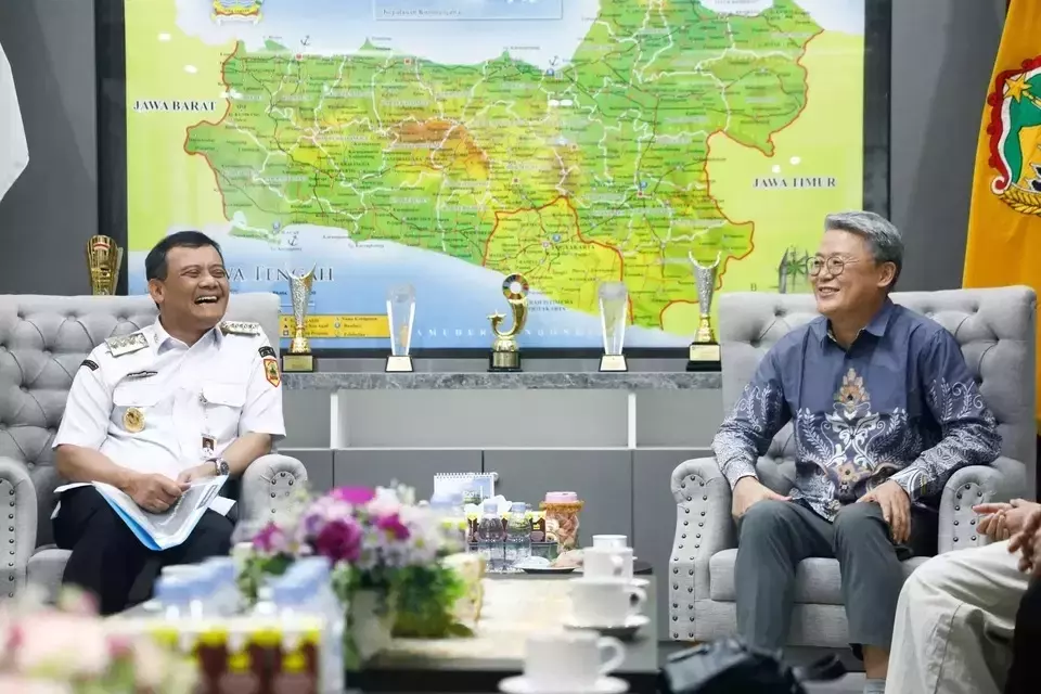 Central Java Governor Ahmad Luthfi, left, receives a visit from Lee Seol, director of footwear company Hwaseung Indonesia, at his office in Semarang, Wednesday, May 14, 2025. (B-Universe Photo/Widy Wicaksono)