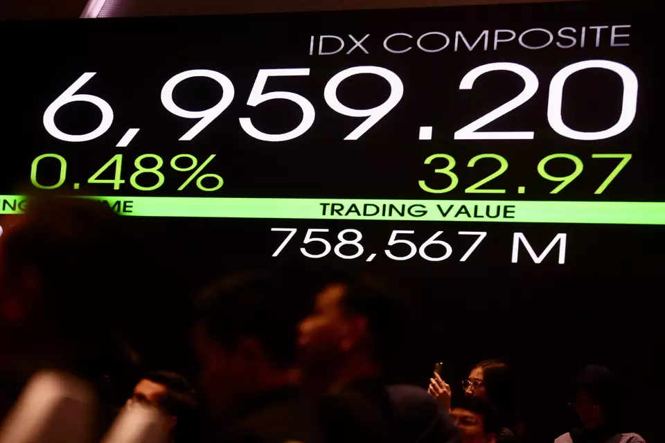 Visitors are seen at the main hall of the Indonesia Stock Exchange in Jakarta. The JCI closes higher at 6,979.88 on Wednesday, May 14, 2025. (Berita Satu Photo/David Gita Roza)