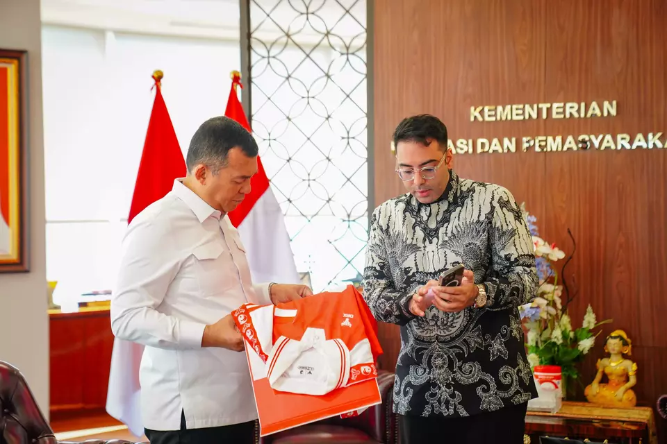 Web3 startup DRX CMO and Co-Founder Kash Topan (right) meets Deputy Minister of Immigration and Correction Silmy Karim to discuss the future of digital identity and system integration in Jakarta on Wednesday, May 14, 2025. (Photo courtesy of DRX)