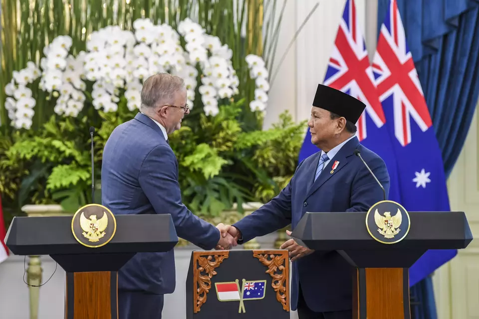 President Prabowo Subianto shakes hand with Australian Prime Minister Anthony Albanese at the Merdeka Palace in Jakarta on May 15, 2025, (Antara Photo/Galih Pradipta)