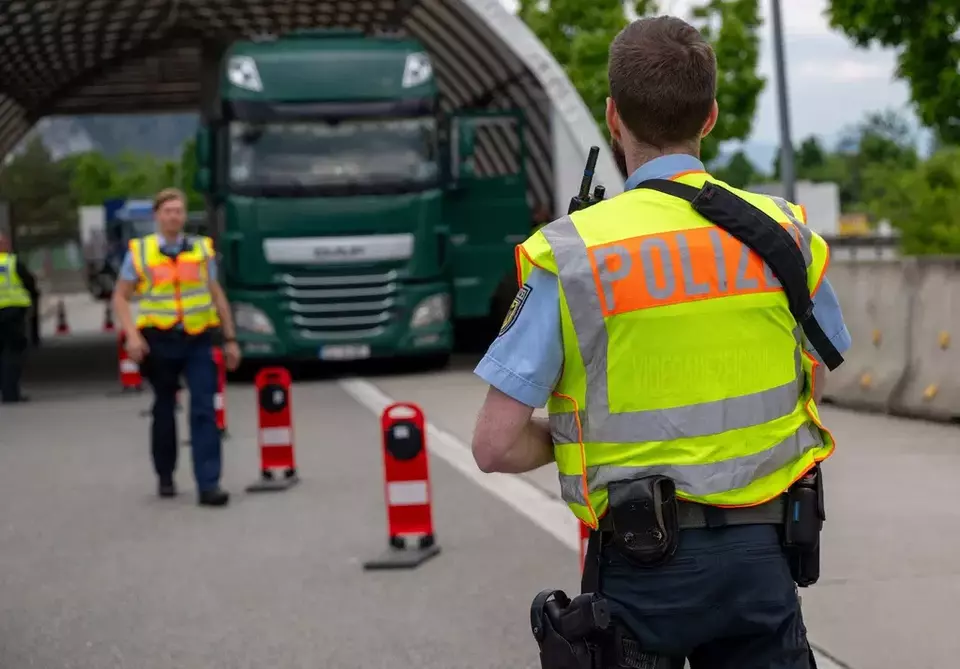 Britain in Talks With Some Countries to Set Up Migrant Return Hubs