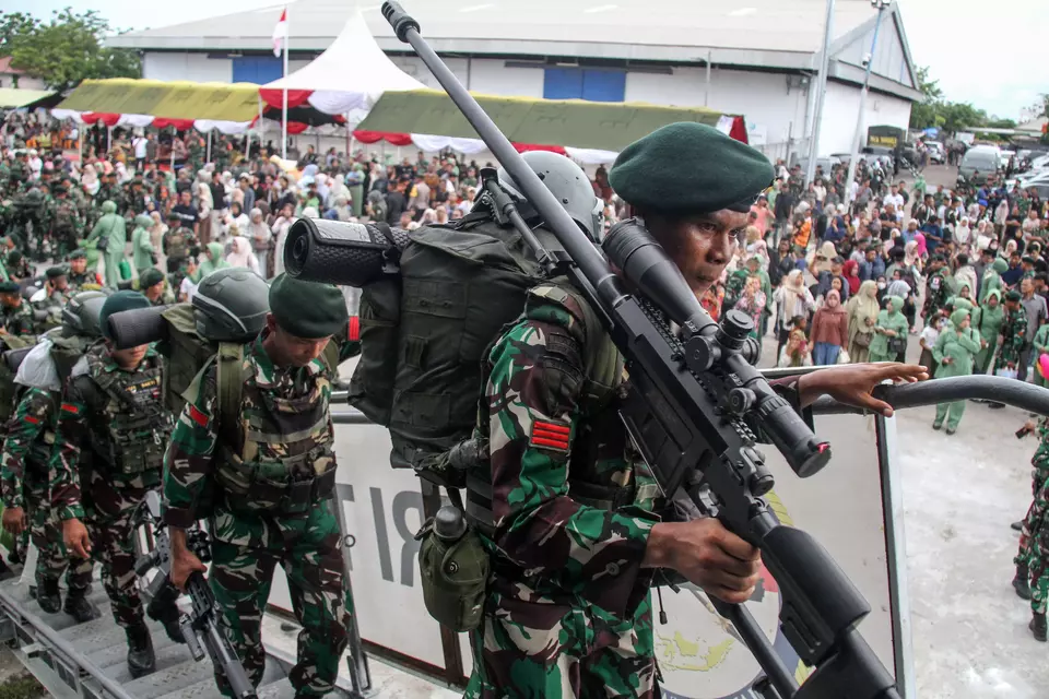 Soldiers from the 113 Jaya Sakti Infantry Battalion embark on a Navy ship for deployment to border areas in Papua at Krueng Geukuh Port, Aceh, on Monday, May 5, 2025. (Antara Photo/Rahmad)